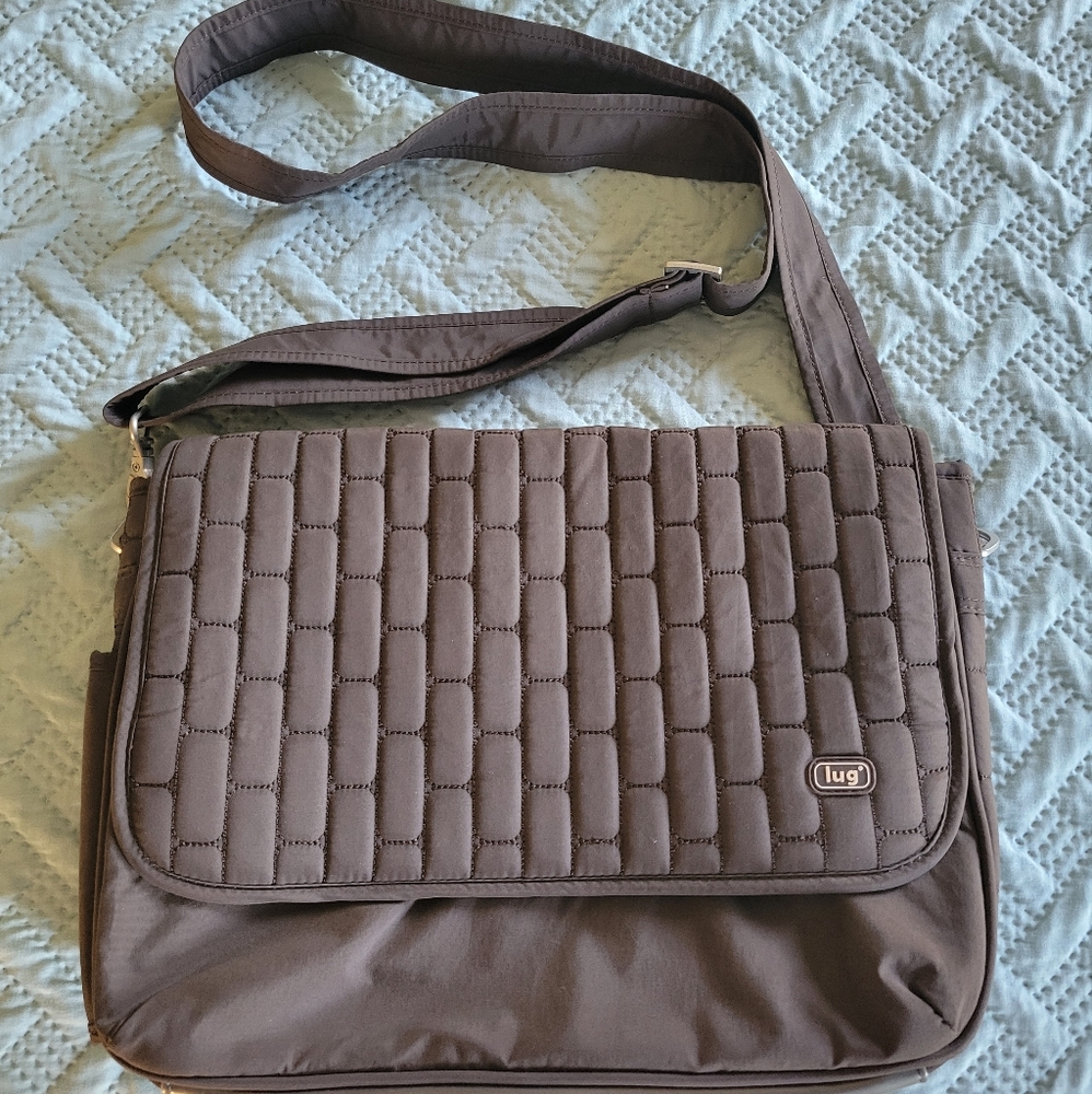 Lug crossbody